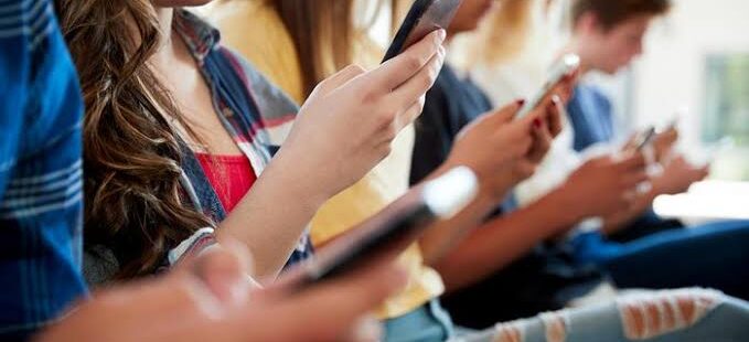 Ministério da Educação elabora projeto para proibir uso de celulares em sala de aula no País