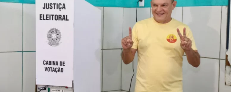 José Sarto vota em escola no Luciano Cavalcante e diz que estará no 2º turno em Fortaleza