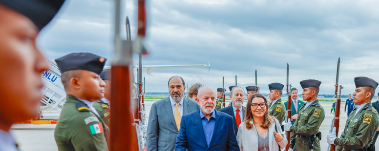 Lula retorna ao Brasil em avião reserva após falha técnica na aeronave presidencial na Cidade do México