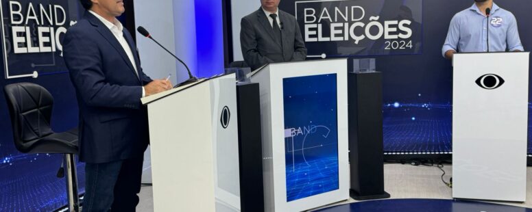 Em debate na Band, Evandro Leitão adota estratégia de nacionalizar disputa ao relacionar apoio de Lula. André Fernandes evita se amparar com Bolsonaro