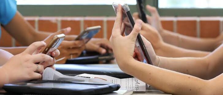 Comissão de Educação da Câmara Federal aprova projeto para proibir uso de celulares nas escolas