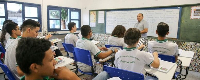 Governo do Ceará anuncia seleção para professores temporários com salários de até R$ 5,1 mil reais