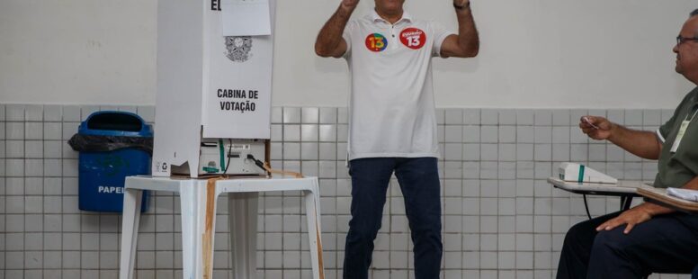 Evandro Leitão vota e acredita que vai ganhar a eleição por ter as melhores propostas para a Capital