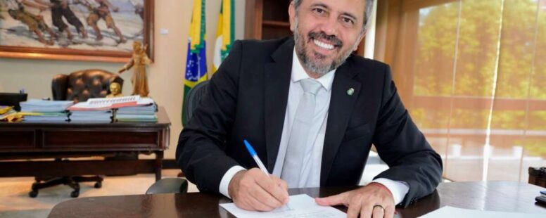 Elmano de Freitas assina projeto para aumentar em 25% quantitativo de cargos nas universidades estaduais