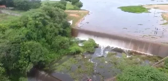 Com fortes chuvas, dois açudes da Zona Norte já começam a sangrar antes mesmo do início da quadra invernosa