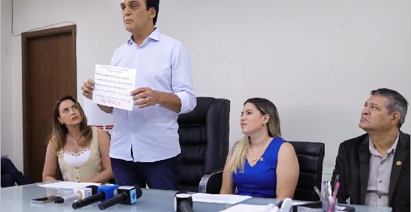 Prefeito de Caucaia, Naumi Amorim, faz bloqueio de verbas para enfrentar dificuldades financeiras. Recursos para saúde e educação são mantidos