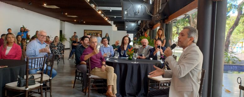 Em café da manhã com jornalistas, Elmano confirma vinda de Lula ao Ceará em 7 de fevereiro e reajuste no piso salarial dos professores estaduais