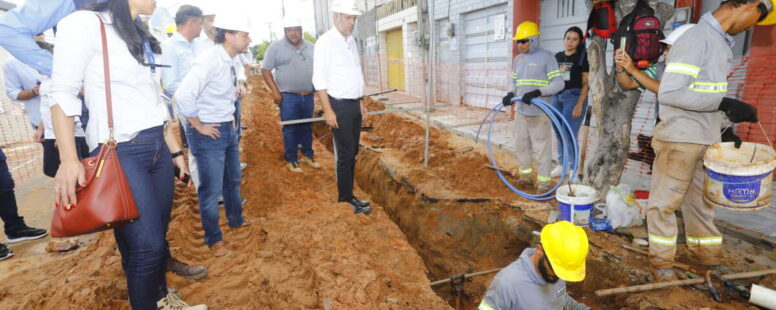 Elmano de Freitas visita obras de esgotamento sanitário em Juazeiro do Norte e reúne prefeitos no Cariri