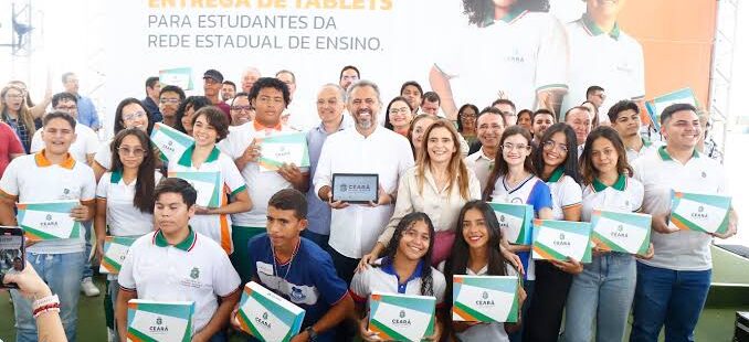 Elmano de Freitas faz entrega de tablets para estudantes das regionais de Baturité e Quixadá nesta quinta-feira