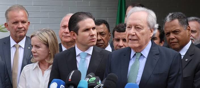 Lewandowski entrega PEC da Segurança ao presidente da Câmara Hugo Motta, que promete tramitação dentro do “rito regimental”