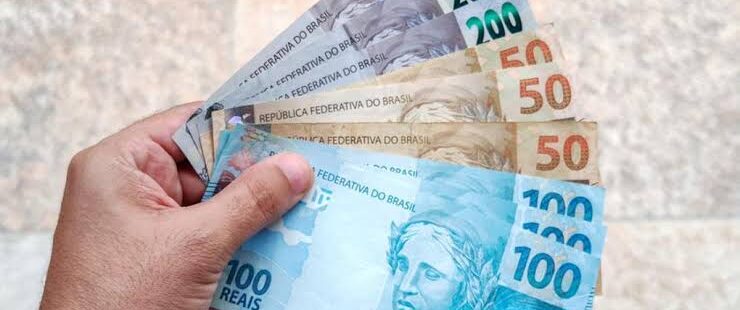 Retroativo do reajuste dos servidores públicos estaduais começa a ser pago na folha de abril, diz Elmano