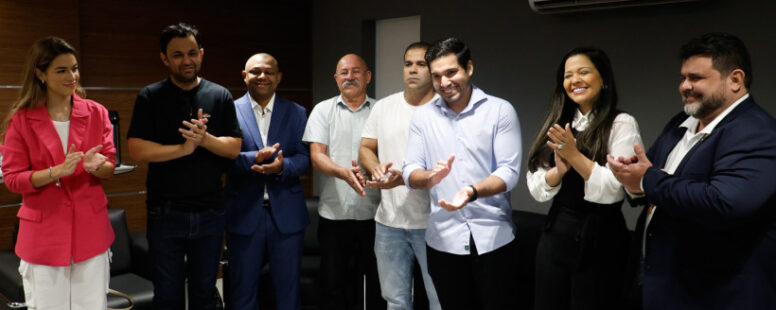 Em novo encontro da oposição, André Fernandes faz elogios a Ciro Gomes como possível candidato ao Governo. Bancada governista reage