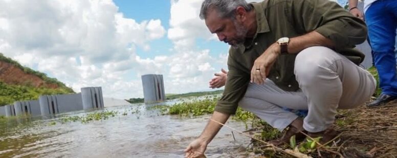 Governador Elmano de Freitas visita açude Orós e comemora recarga do reservatório que sangrou após 14 anos