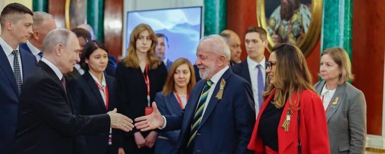 Presidente Lula se encontra com Vladimir Putin na véspera do Dia da Vitória na Rússia e busca reforçar política externa do Brasil