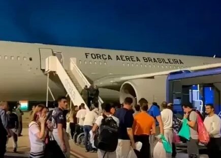 Novo voo com 103 deportados dos Estados Unidos chega a Fortaleza. Uma fugitiva dos atos golpistas de 8 de janeiro foi detida após desembarque