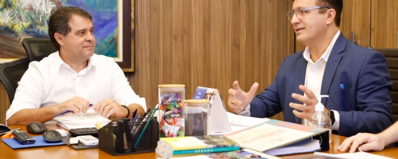 Prefeito Evandro Leitão recebe reitor da UFC, Custódio Almeida, para discutir estratégias socioambientais no Paço Municipal