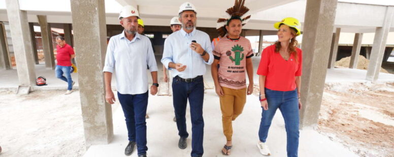 Governador Elmano de Freitas vistoria obras de escola indígena em Crateús com previsão de entrega para novembro
