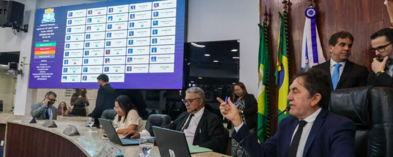 Vereadores de Fortaleza aprovam projeto de lei que define futuro de empregados da extinta Fagifor. Câmara Municipal registra protestos de servidores na votação