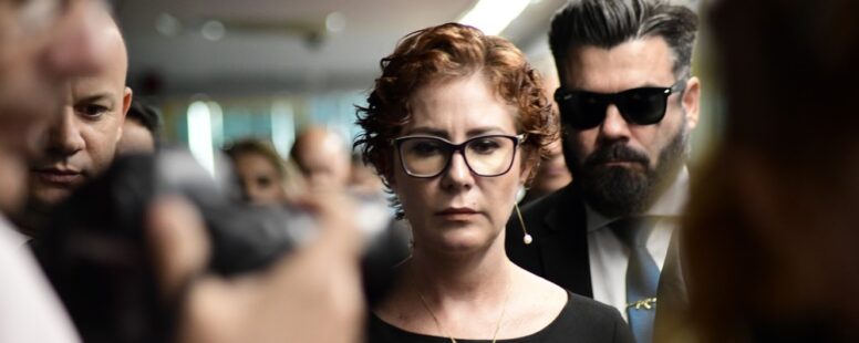 PGR pede prisão de Carla Zambelli, que deixou o Brasil após ser condenada. Coronel Aguinaldo, marido dela, está afastado das funções de secretário em Caucaia