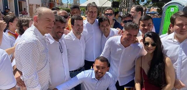 Festa do Pau da Bandeira em Barbalha reúne governistas e oposição. Todos de olho nas eleições de 2026
