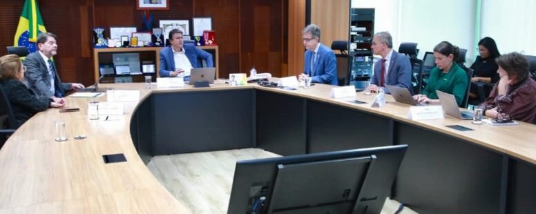 Camilo Santana recebe senador Cid Gomes e reitora da UVA para tratar sobre hospital universitário em Sobral