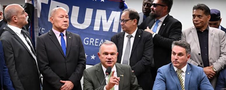 Bolsonaristas brigam por anistia, levantam bandeira de Trump na Câmara, mas destino de Eduardo Bolsonaro será cassação por faltas