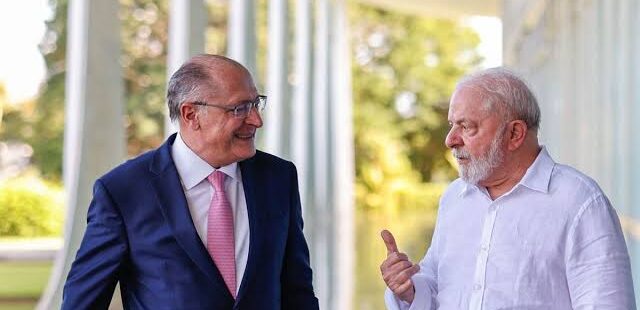 Governo Lula tenta excluir alimentos e jatos da Embraer do tarifaço de Donald Trump. Cobrança está prevista a partir de sexta-feira