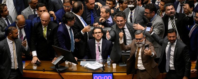 Sem consenso, Câmara dos Deputados decide não votar a PEC que blinda parlamentares de decisões da Justiça. Projeto continua em discussão