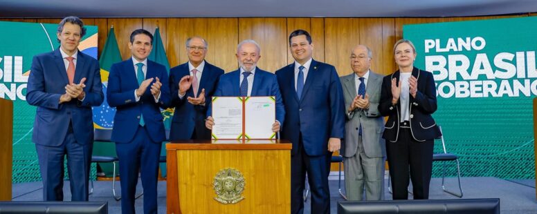 Enquanto Lula lança pacote de socorro a exportadores brasileiros, bolsonaristas continuam a buscar sanções nos EUA contra o Brasil. Programa Mais Médicos é o novo alvo