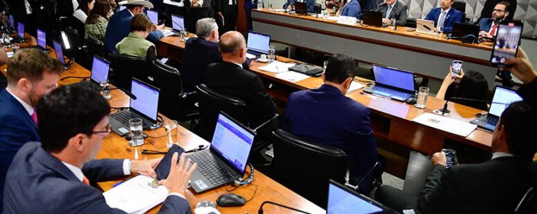 CPI do INSS faz primeira sessão em Brasília e deve votar a convocação dos primeiros depoentes. Há 910 requerimentos de deputados e senadores