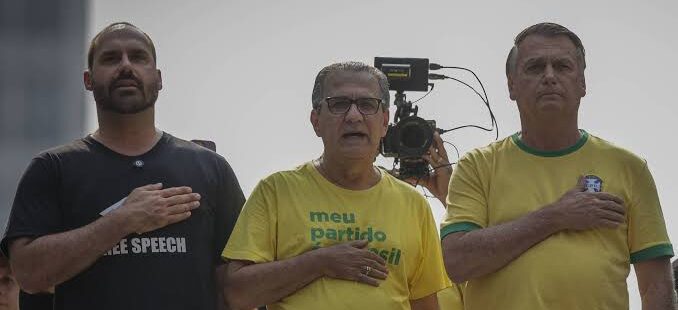 Bolsonaro, Eduardo e Silas Malafaia se tornam alvos da PF por interferência na trama golpista. Ex-presidente articulou fuga e pedido de asilo na Argentina