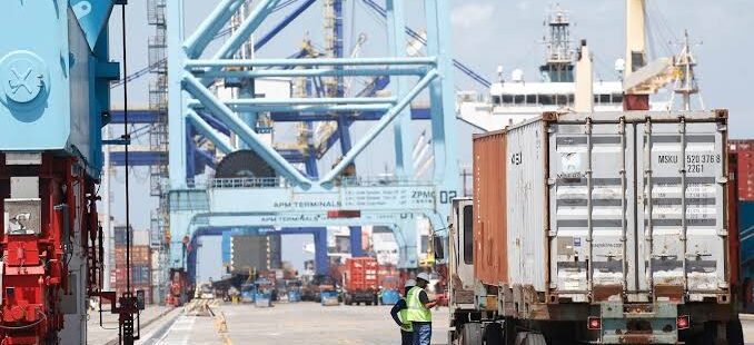 Elmano de Freitas assina decreto com ações de apoio a empresas cearenses afetadas pelo tarifaço de Trump. Socorro financeiro visa manutenção de empregos