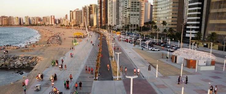 Novas permissões para comércio ambulante na avenida Beira-Mar estão suspensas por 180 dias. Veículos individuais no calçadão devem ser limitados após reordenamento