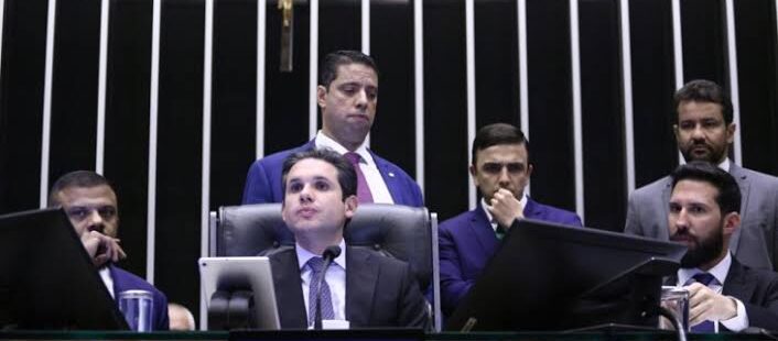 Câmara dos Deputados vota PECs que blinda parlamentares da Justiça e do fim do foro privilegiado nesta quarta-feira