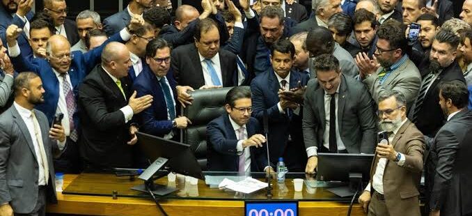 Hugo Motta retoma trabalhos na Câmara após saída de parlamentares bolsonaristas da Mesa Diretora. Senado terá sessão virtual nesta quinta-feira