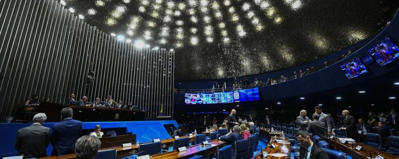 Senado aprova projeto para proteger crianças e adolescentes no ambiente digital. Texto vai para sanção do presidente Lula