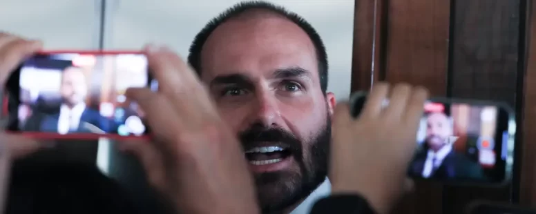 Para tentar proteger mandato de Eduardo Bolsonaro, deputados bolsonaristas o elegem “líder da minoria” para continuar atuando nos EUA sem levar falta