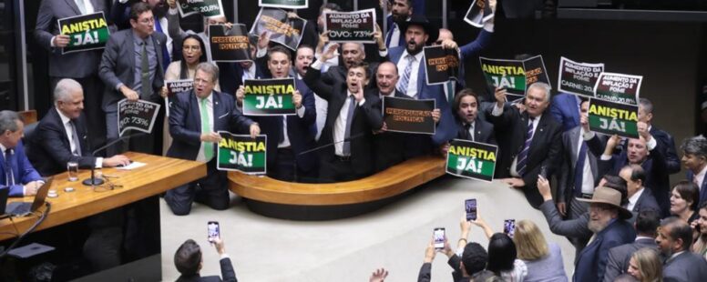Câmara dos Deputados aprova regime de urgência para projeto que anistia golpistas. Texto ainda será discutido e não é certo que vá perdoar Bolsonaro