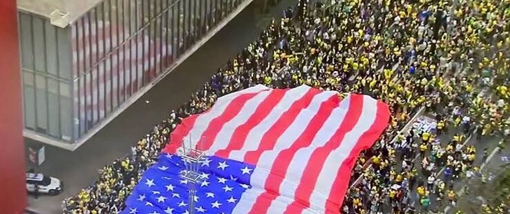 Bolsonaristas estendem bandeira dos EUA em protesto na Paulista e querem Bolsonaro na disputa de 2026. Discurso de patriotismo foi para o “brejo”