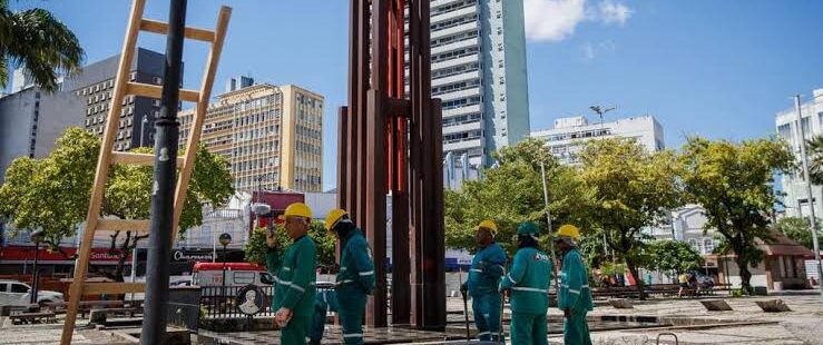 Prefeito Evandro Leitão faz vistoria nas obras de reforma na Praça do Ferreira e lança Programa Fortaleza Sem Fome nesta segunda-feira