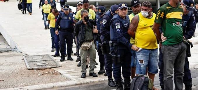 Em meio à pressão do bolsonarismo por anistia geral, apenas 10% dos presos pela tentativa de golpe em Brasília continuam detidos. Maioria já foi liberada