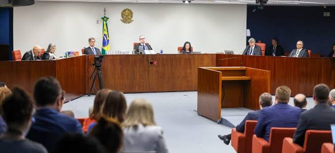 Bolsonaro recebe pena de 27 anos e 3 meses de prisão por tentativa de golpe. Delator Mauro Cid pega dois anos de prisão em regime aberto