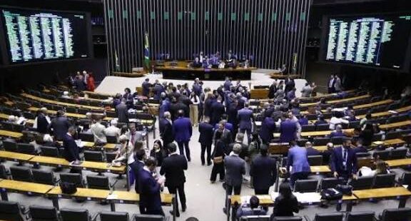 Câmara aprova PEC que aumenta blindagem judicial para parlamentares. 15 deputados federais cearenses votaram a favor da medida