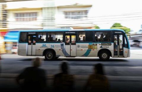 Apos suspensão de 25 linhas de ônibus em Fortaleza, usuários reclamam de demora de coletivos para ir ao trabalho