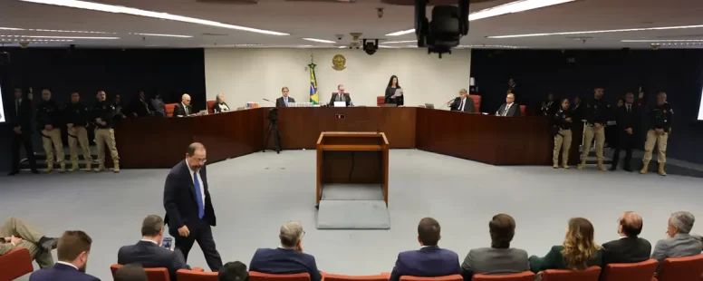 Primeira Turma do STF começa a julgar núcleo 4 da tentativa de golpe nesta terça-feira. Bolsonaro é mantido em prisão domiciliar