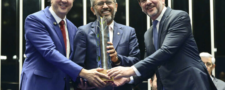 Governador Elmano de Freitas recebe comenda do Senado Federal pela alfabetização de crianças na idade certa