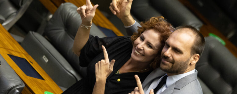 Conselho de Ética da Câmara tenta salvar Eduardo Bolsonaro de cassação e Carla Zambelli tem extradição sugerida pelo Ministério Público da Itália