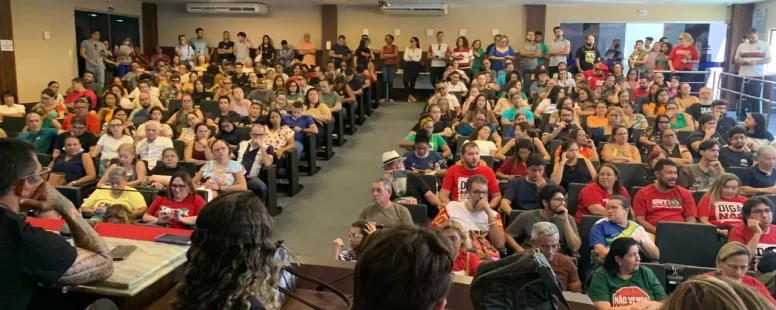 Professores da rede municipal em Fortaleza paralisam aulas até quinta-feira contra reforma administrativa e ajuste fiscal