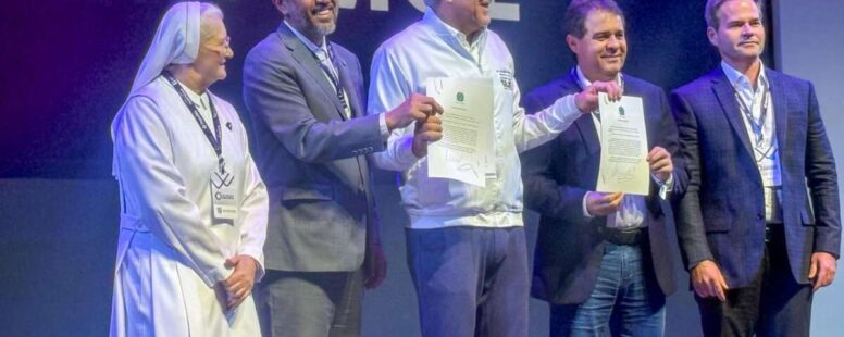 Elmano de Freitas e Evandro Leitão assinam acordo com Ministério da Saúde e setor privado para ampliar atendimento do SUS. Parceria inclui Fortaleza, Juazeiro do Norte, São Gonçalo do Amarante e Maracanaú