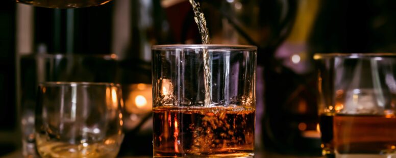 Investigações sobre adulteração de bebidas com metanol avançam. Brasil tem 59 casos notificados e Ministério da Saúde reforça estoques de antídoto a intoxicação